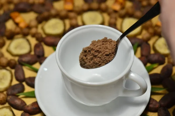 Xícara e colher com produto Mãe do Mato