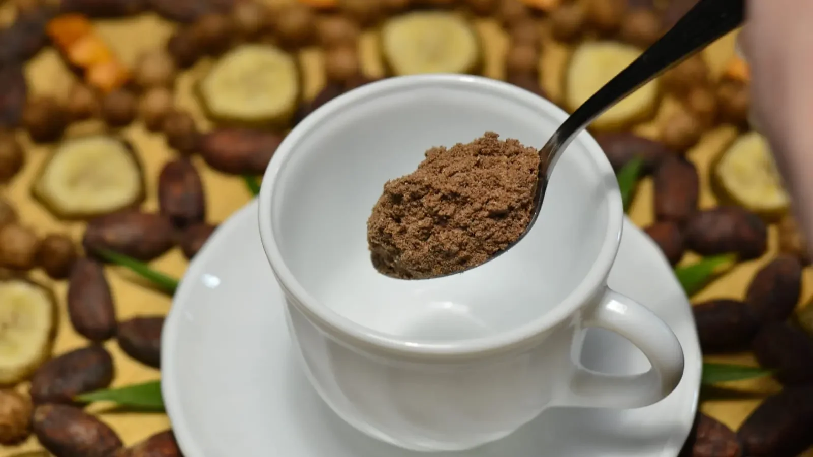 Xícara e colher com produto Mãe do Mato